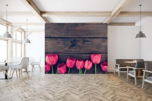 Tulipány a dřevo shutterstock 363458825 interier